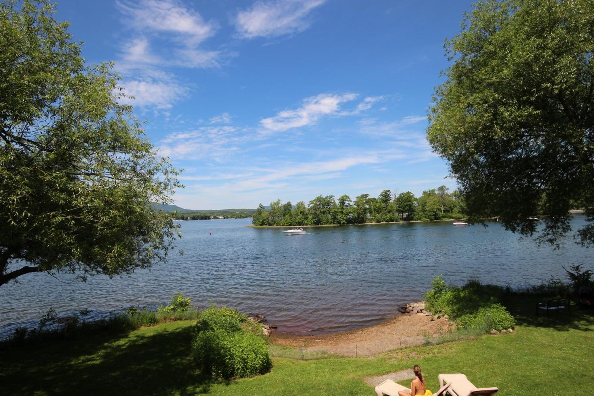 Location Tourisme Estrie - Oberge Du Village Magog ภายนอก รูปภาพ