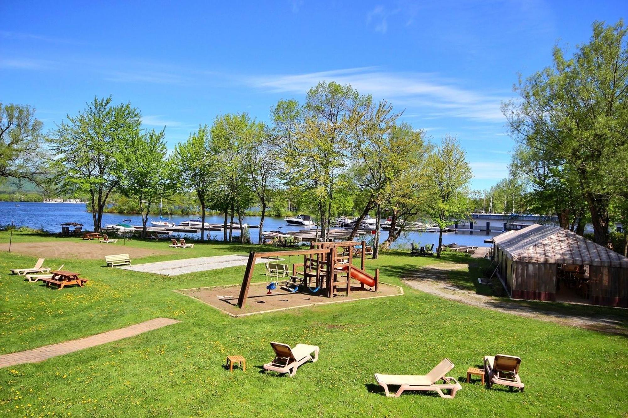Location Tourisme Estrie - Oberge Du Village Magog ภายนอก รูปภาพ